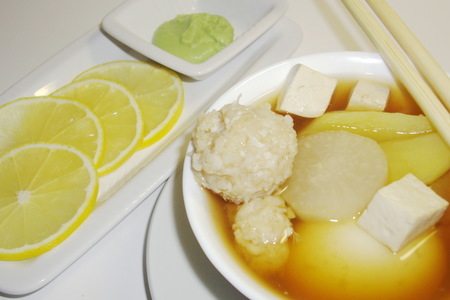 Фото к рецепту: Японский домашний суп с фрикадельками из кальмара и имбиря