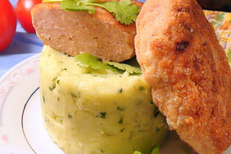 Фото к рецепту: Ароматное картофельное пюре с кинзой и чесноком для ирис.