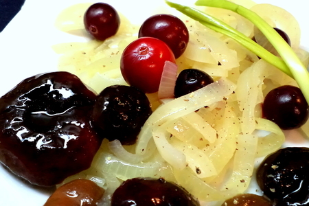 Фото к рецепту: Любителям лука и витаминов посвящаю! гарнир из маринованного лука с культурной  клюквой!