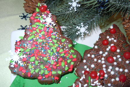 Печенье новогоднее мягкое бисквитное с тонким хрустящим шоколадом