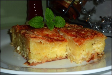 Фото к рецепту: Многослойный пирог из теста фило с картофельным пюре и сыром