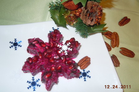 Фото к рецепту: Новогодний салат рубиновая снежинка ( идея оформления)