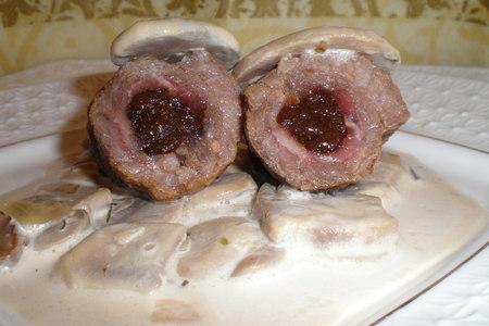 Фото к рецепту: Рулетики из говядины с черносливом и грибным соусом