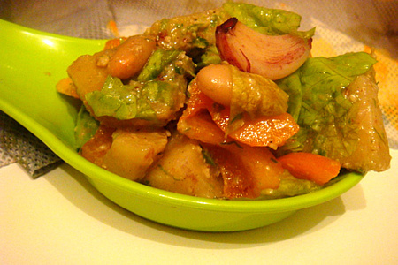 Фото к рецепту: Салат с фасолью и печеным чесноком