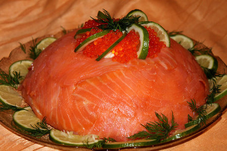 Фото к рецепту: Парфе из копчёной форели в лососевой шубке