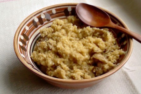 Фото к рецепту: Обед в духовке."роскошная "каша из пшеничной крупы на грибном бульоне.