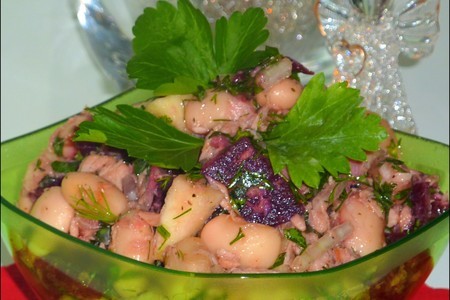Фото к рецепту: Салат с печёной свеклой, белой фасолью и ...