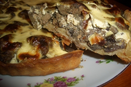 Фото к рецепту: Пирог с куриной печенью и грибами