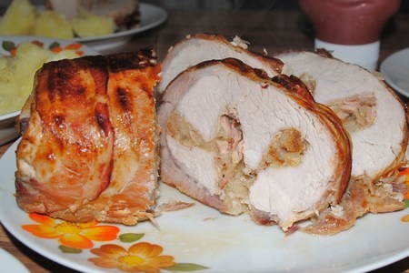 Фото к рецепту: Рулет свиной в беконе (запеченый в рукаве)