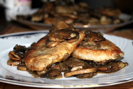 Фото к рецепту: Стейки-минутки (свинина) в соусе из грибов и мадеры