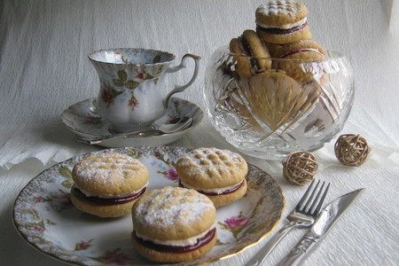 Фото к рецепту: Печенье "монте-карло"  с  венским кремом  и малиновым джемом (monte carlo biscuits).
