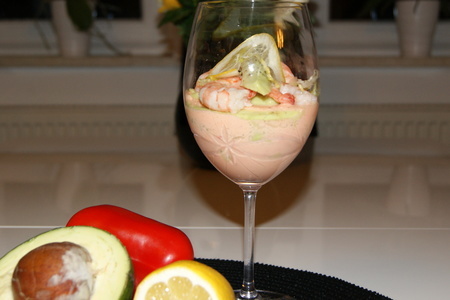 Фото к рецепту: Дуэльный салатик с авокадо и креветками с умопомрачительным дрессингом....но не новогодний.....