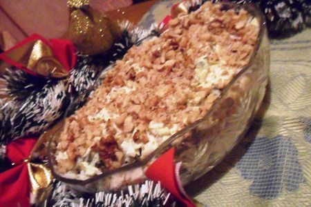 Фото к рецепту: Куриный салат с орехами "рождественский"