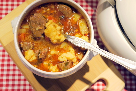 Фото к рецепту: Венгерский суп-гуляш с клецками-чипетке