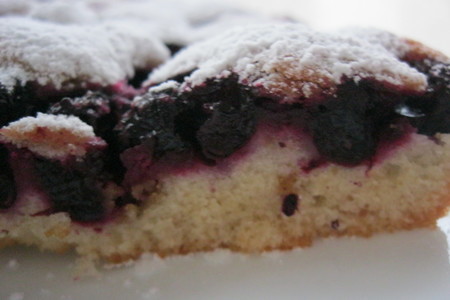 Фото к рецепту: Миндальный пирог с черной смородиной