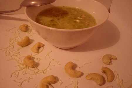 Фото к рецепту: Густой суп из брокколи и белой фасоли (дуэль)