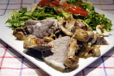 Фото к рецепту: Язык, запеченный с грибами в сливочном соусе