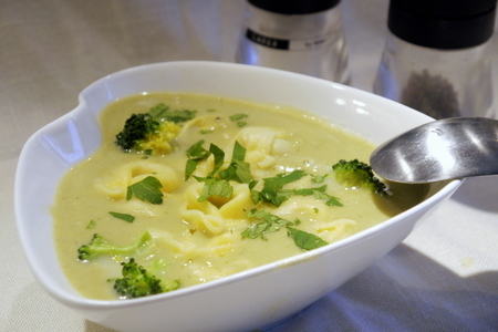 Фото к рецепту: Суп-крем с брокколи и тортеллини