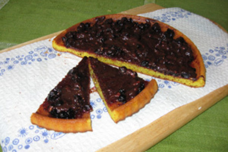 Фото к рецепту: Шафрановый пирог с черной смородиной и шоколадной глазурью