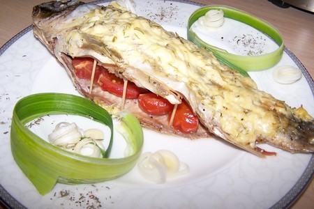 Фото к рецепту: Карп, фаршированный помидорами черри под соусом тар-тар