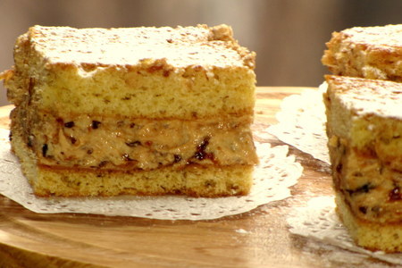 Фото к рецепту: Песочные пирожные с кремом из чернослива