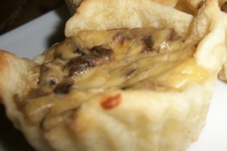 Фото к рецепту: Тарталетки с грибами и двумя  видами сыра.