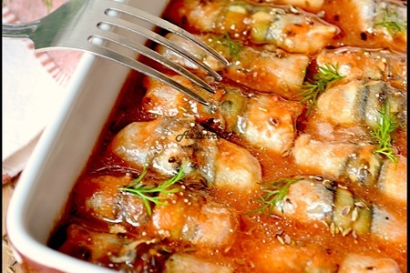 Фото к рецепту: Салака запеченая в томатном соке по-шведски
