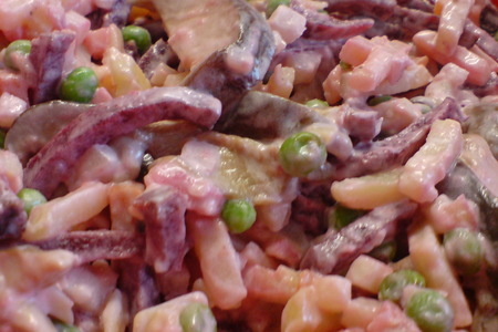 Фото к рецепту: Салат "росолье" с маринованными грибами