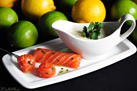 Фото к рецепту: Форель, маринованная в оливковом масле и лаймовом соке с горчичным соусом.