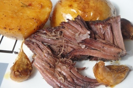 Фото к рецепту: Мясо с чесноком, розмарином и картофелем