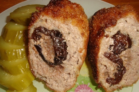 Фото к рецепту: Зразы мясные в двойной панировке "чернослив в гостях у мяса"