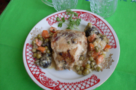 Фото к рецепту: Куриные окорочка с соусом и овощами
