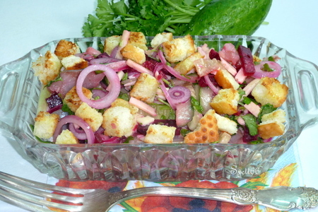 Фото к рецепту: Салат с сельдью, маринованным луком и сухариками. новый, яркий, незабываемый вкус.