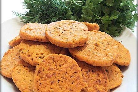 Фото к рецепту: Печенье с сыром и вялеными помидорами.