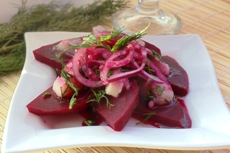 Фото к рецепту: Салат из маринованной свеклы и сельди