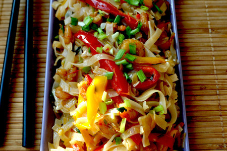 Фото к рецепту: Рисовая лапша с креветками и овощами.