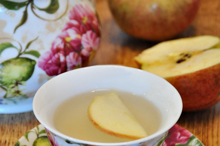 Фото к рецепту: Имбирный чай с корицей, яблоком и мёдом (согревающий, полезный, вкусный)