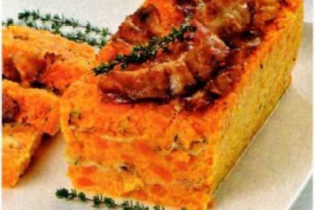 Фото к рецепту: Морковный пирог с беконом