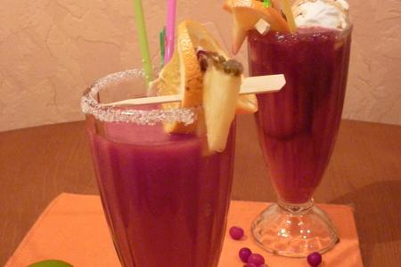 Фото к рецепту: Бодрящий коктейль из клюквы, манго и ананаса или тропики на русский манер