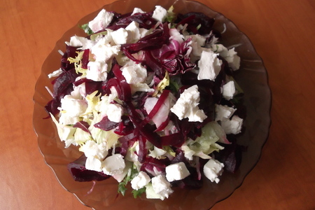 Фото к рецепту: Легкий салат со свеклой, редькой и фетой.