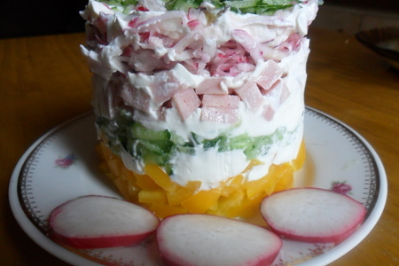 Фото к рецепту: Салат с ветчиной и сырным кремом