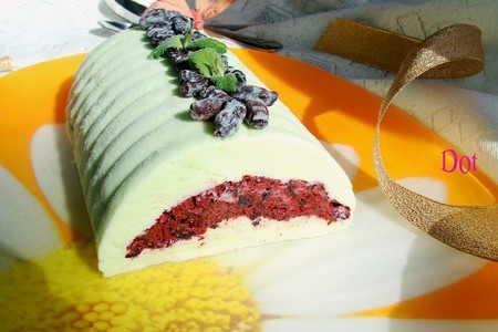 Фото к рецепту: Фисташково-жимолостное мороженное в виде полена