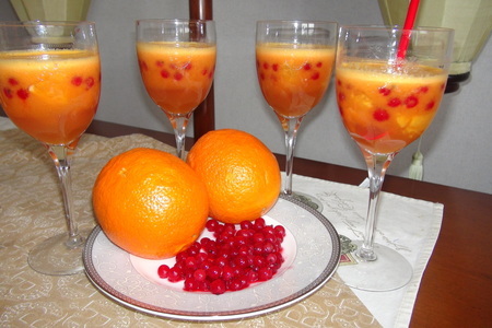 Фото к рецепту: Желейный апельсиновый коктейль с красной смородиной