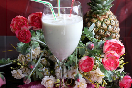 Фото к рецепту: Ласси из ананаса с имбирным соком и кокосовым молоком