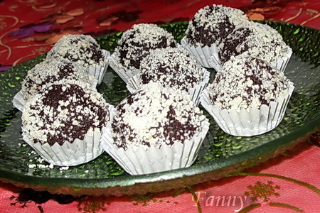 Фото к рецепту: Конфеты с шоколадом и сиропом "гренадин"