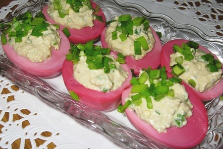 Фото к рецепту: Розовые яйца с селедочным фаршем.