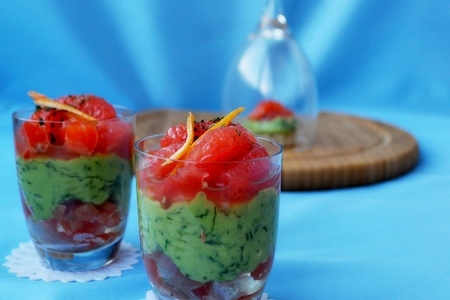 Фото к рецепту: Форель с авокадо и грейпфрутом