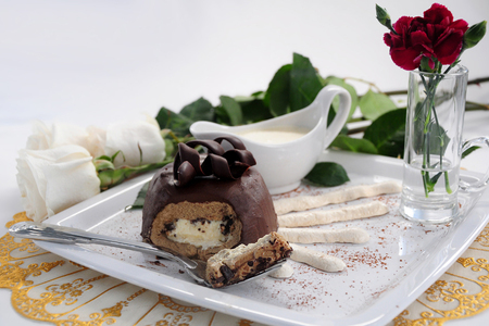 Фото к рецепту: Кофейно-кардамоновые десерты с нежнейшим ванильным наполнителем, меренгами и соусом сабайон.