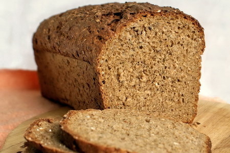 Фото к рецепту: Помидорный ржаной хлеб с чесноком и льняным маслом