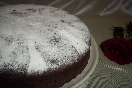 Фото к рецепту: Шоколадно-кофейный пирог с финиками